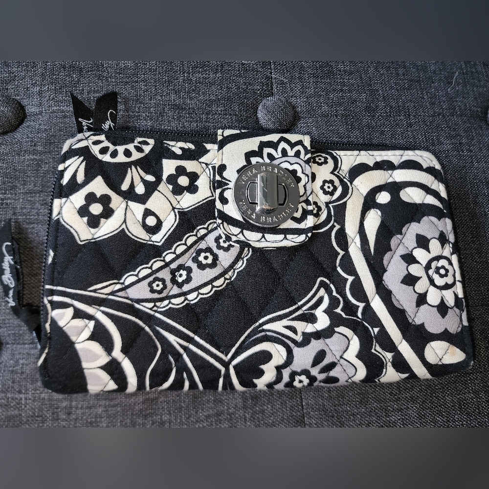 Preowned Vera Bradley black and white kisslock wallet